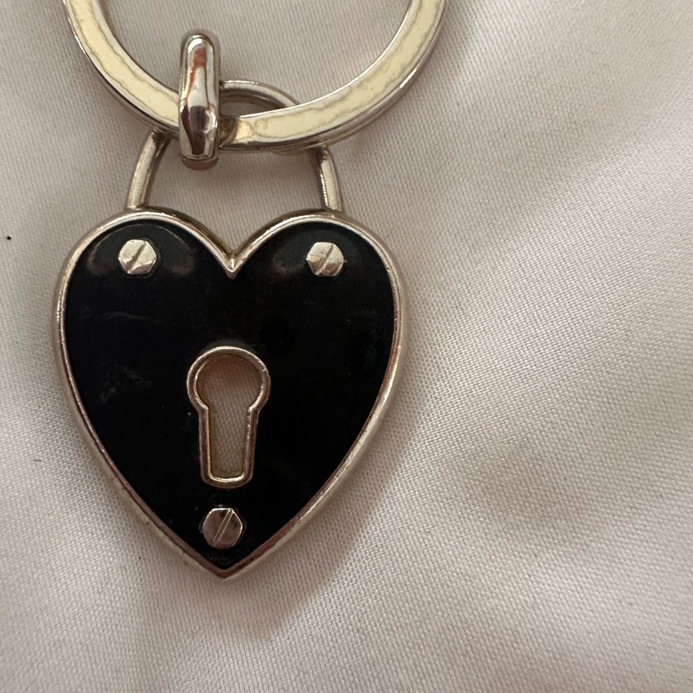 Heart-Shaped Black and White Keychain Henri Bendel - Picture 2 of 5